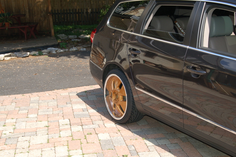 http://www.forumpassat.fr/uploads/20_b6_sw_gold_rims_02.jpg